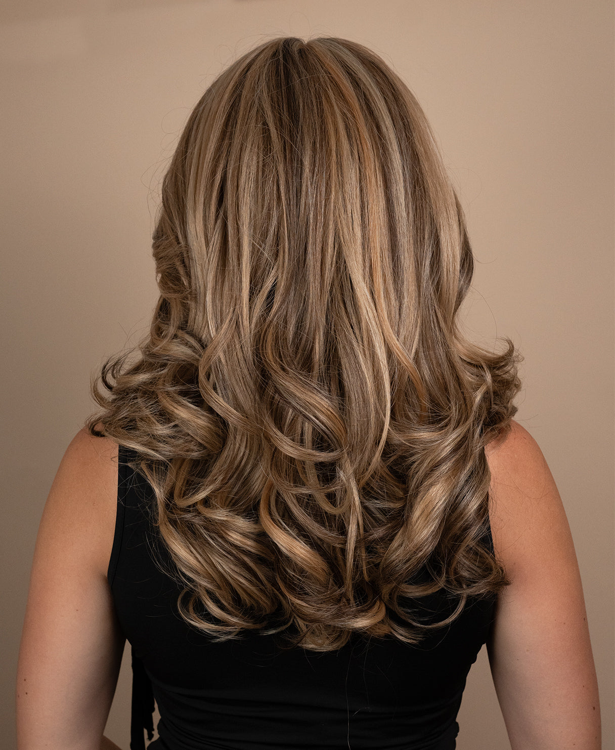 vegan fiber blowout wig - 18" blonde highlights.