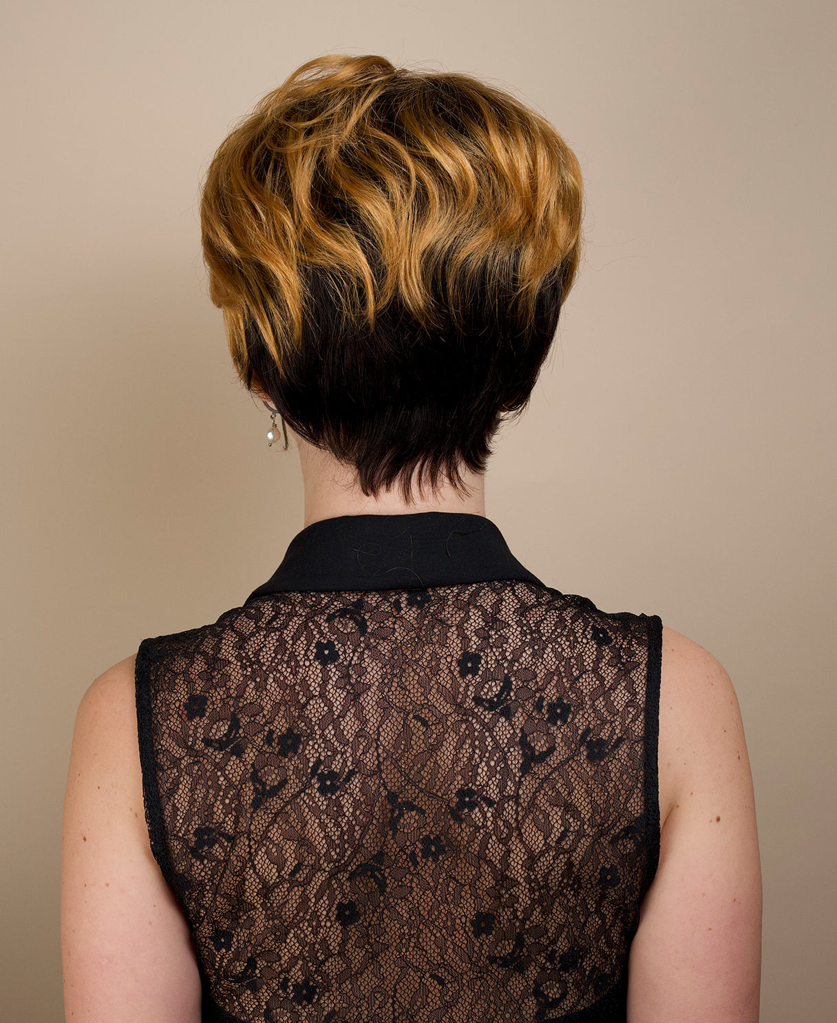 short wedge human wig - 4" rooted strawberry blonde.