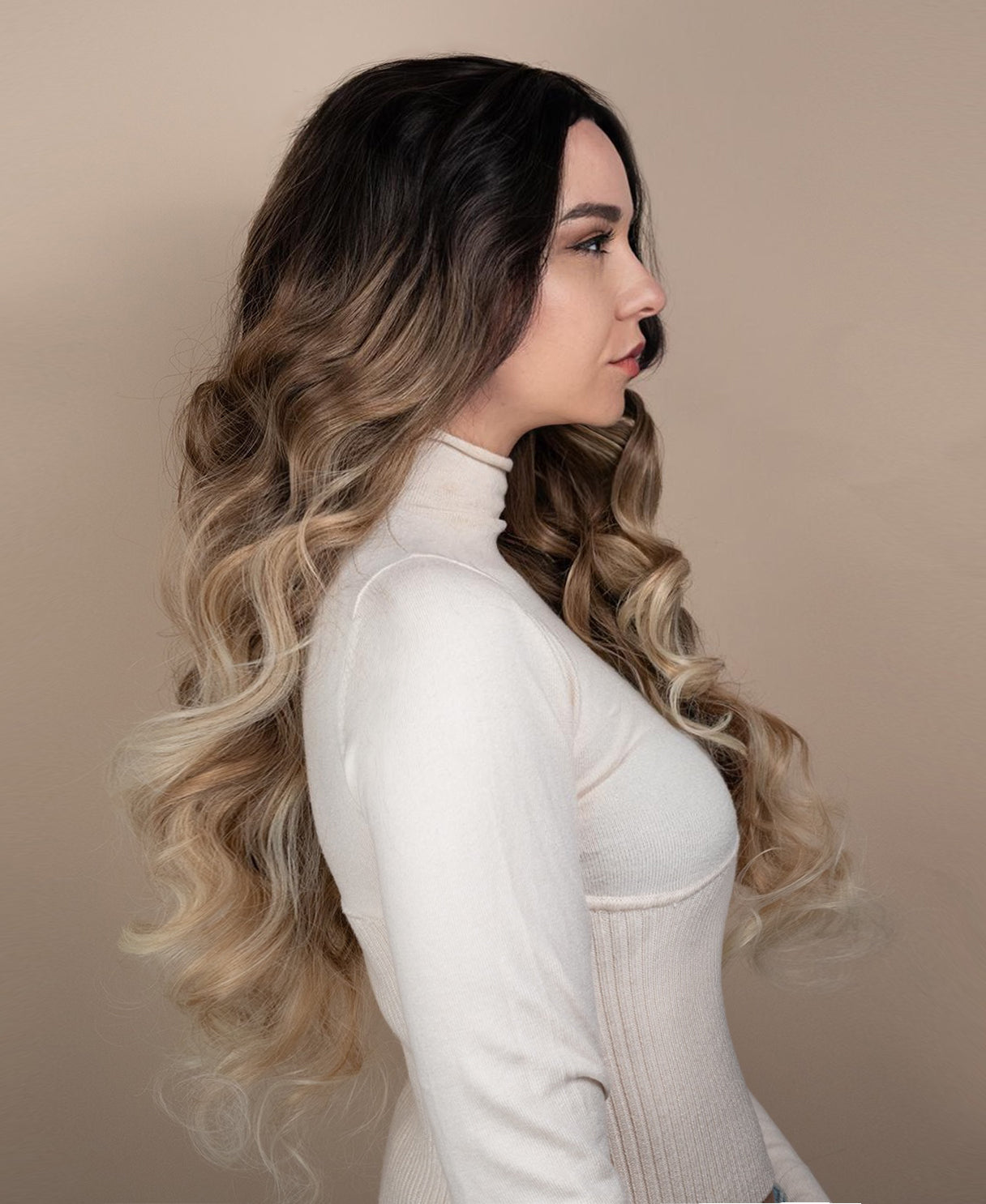 vegan fiber wavy wig 24" blonde balayage.