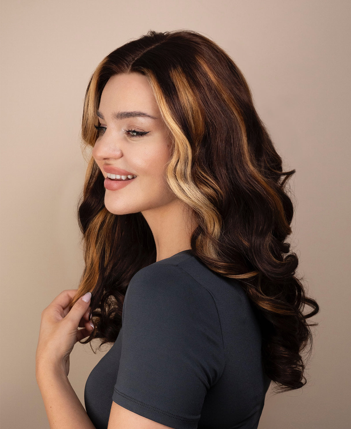 bouncy curls front lace wig - 18" bronde moneypiece.