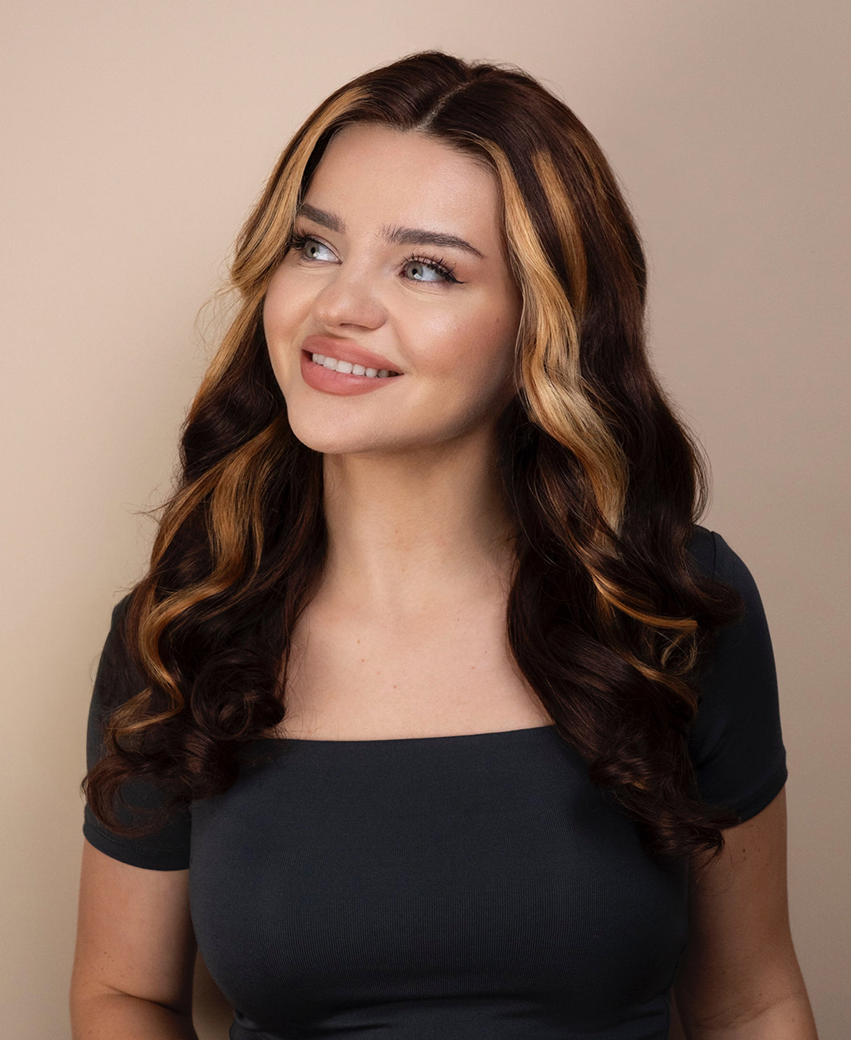 bouncy curls front lace wig - 18" bronde moneypiece.