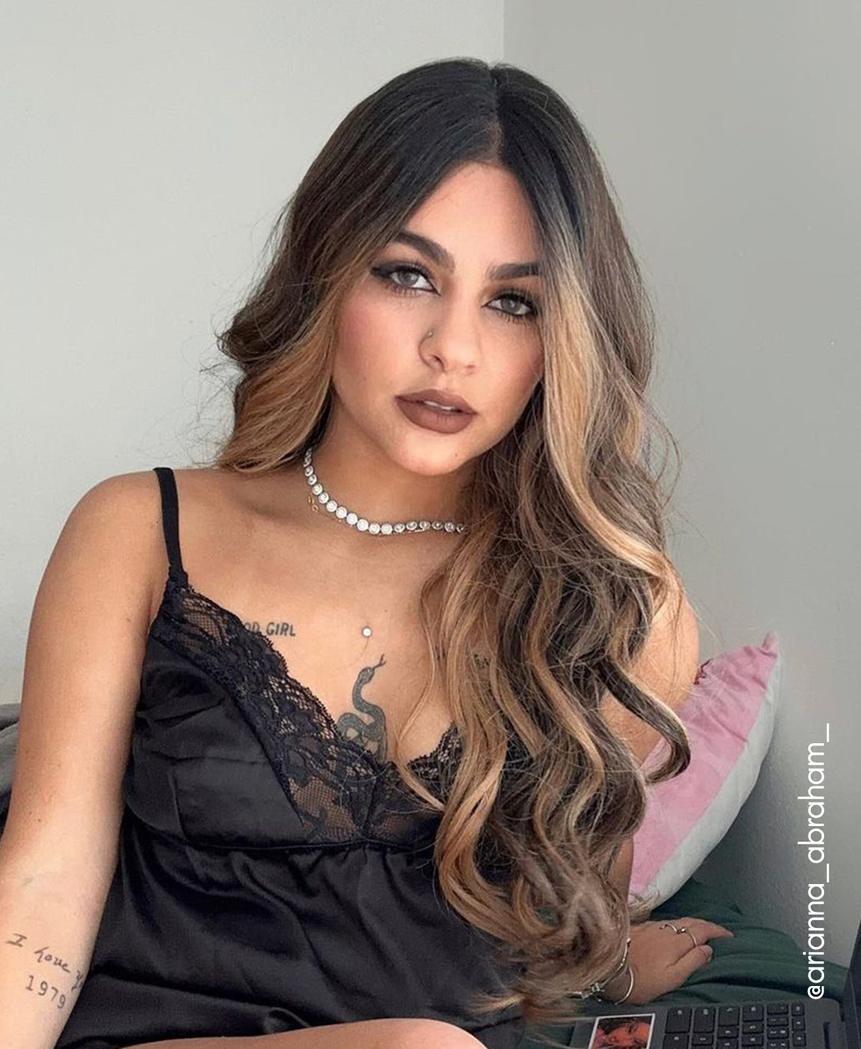 vegan fiber wig - 24" caramel balayage moneypiece.