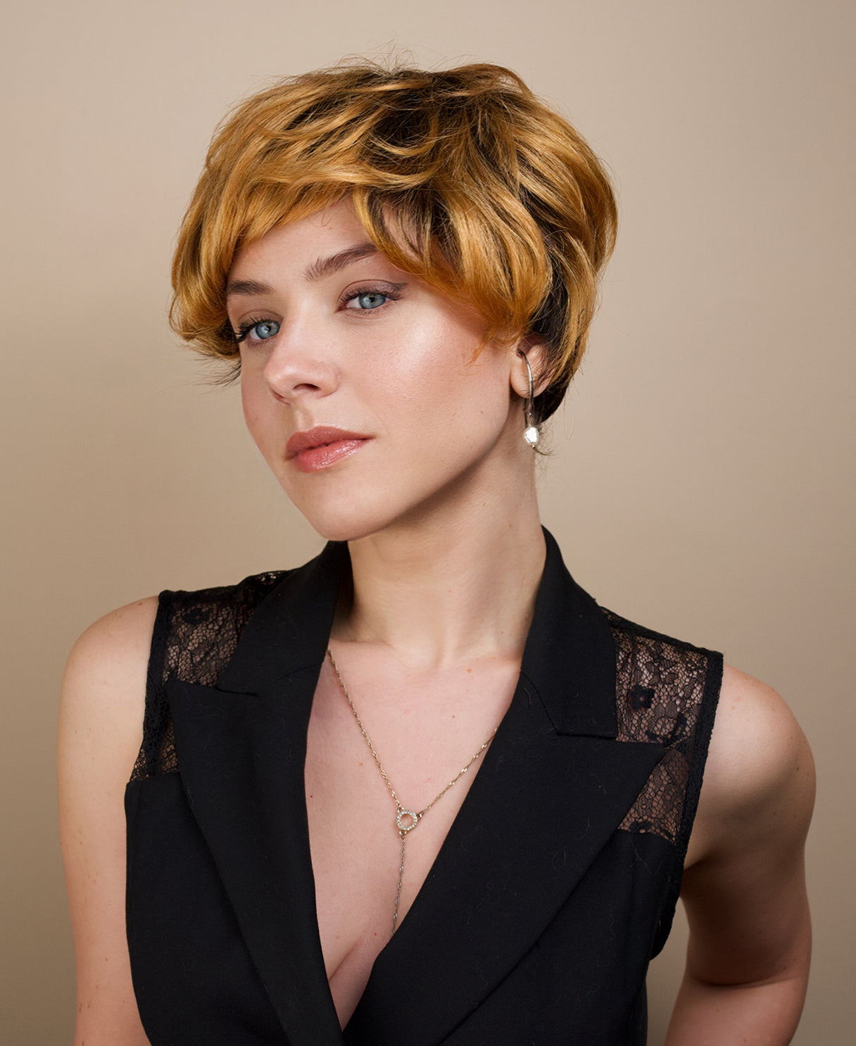 short wedge human wig - 4" rooted strawberry blonde.