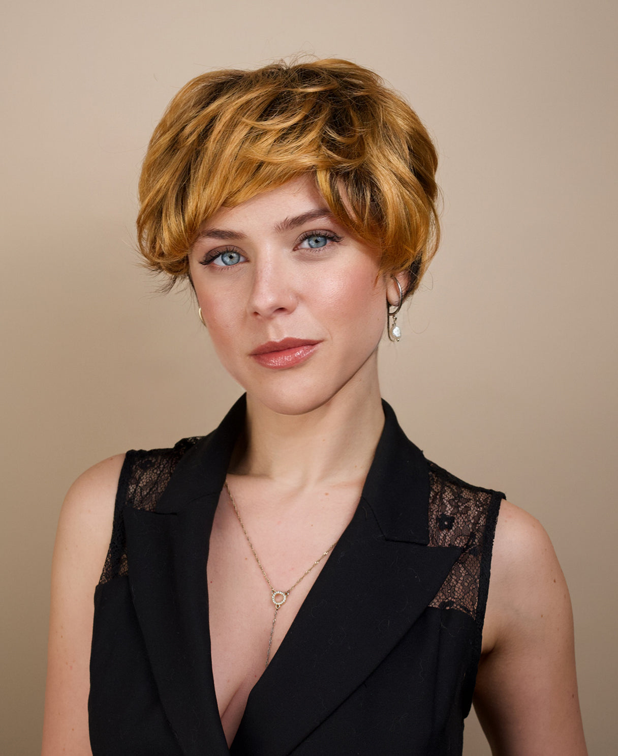 short wedge human wig - 4" rooted strawberry blonde.