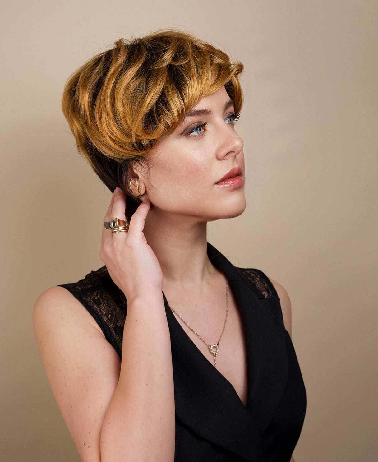 short wedge human wig - 4" rooted strawberry blonde.