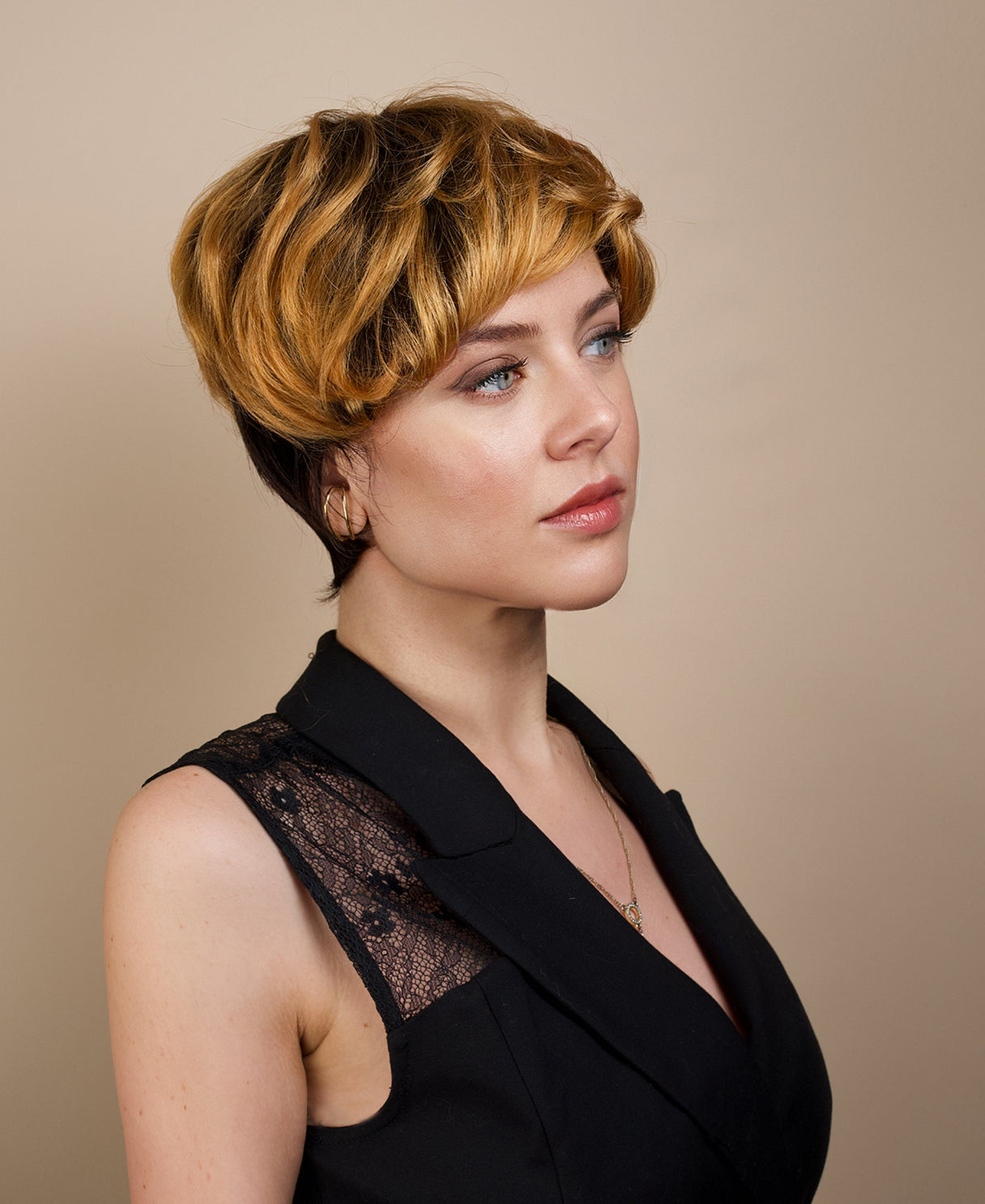 short wedge human wig - 4" rooted strawberry blonde.