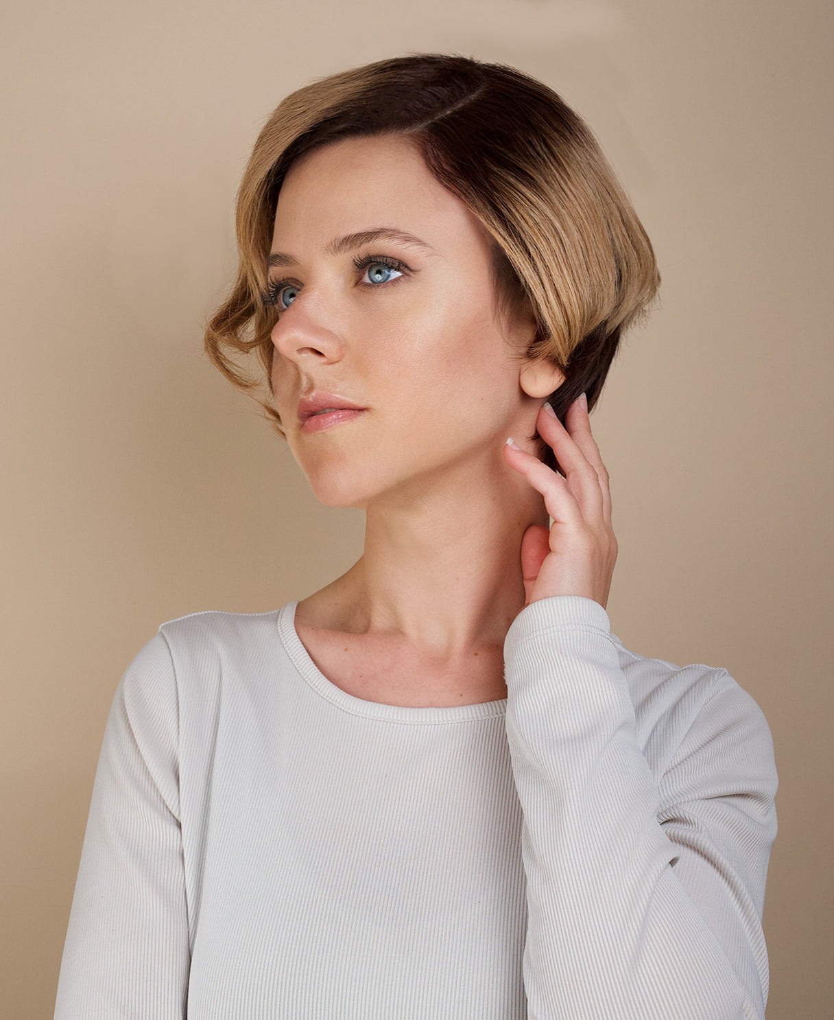 t-part wedge bob human wig - 6" rooted dirty blonde.