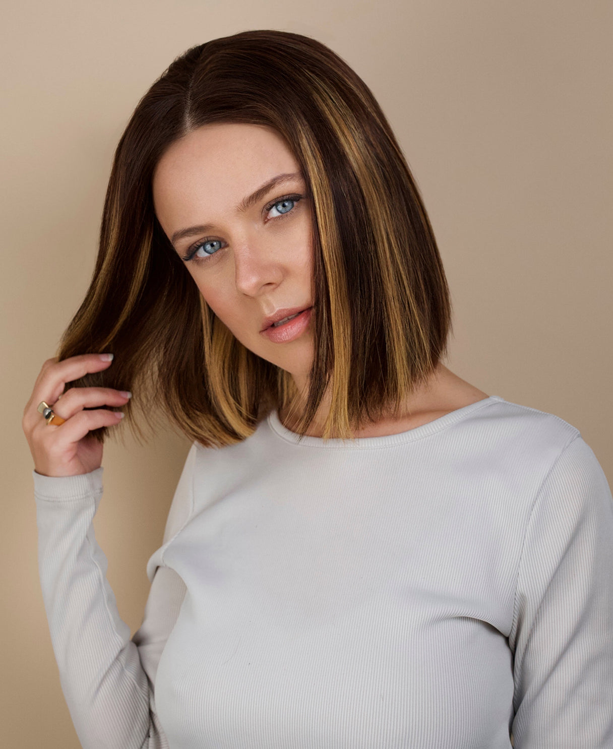 lace front bob human wig - 10" rooted beige highlights.